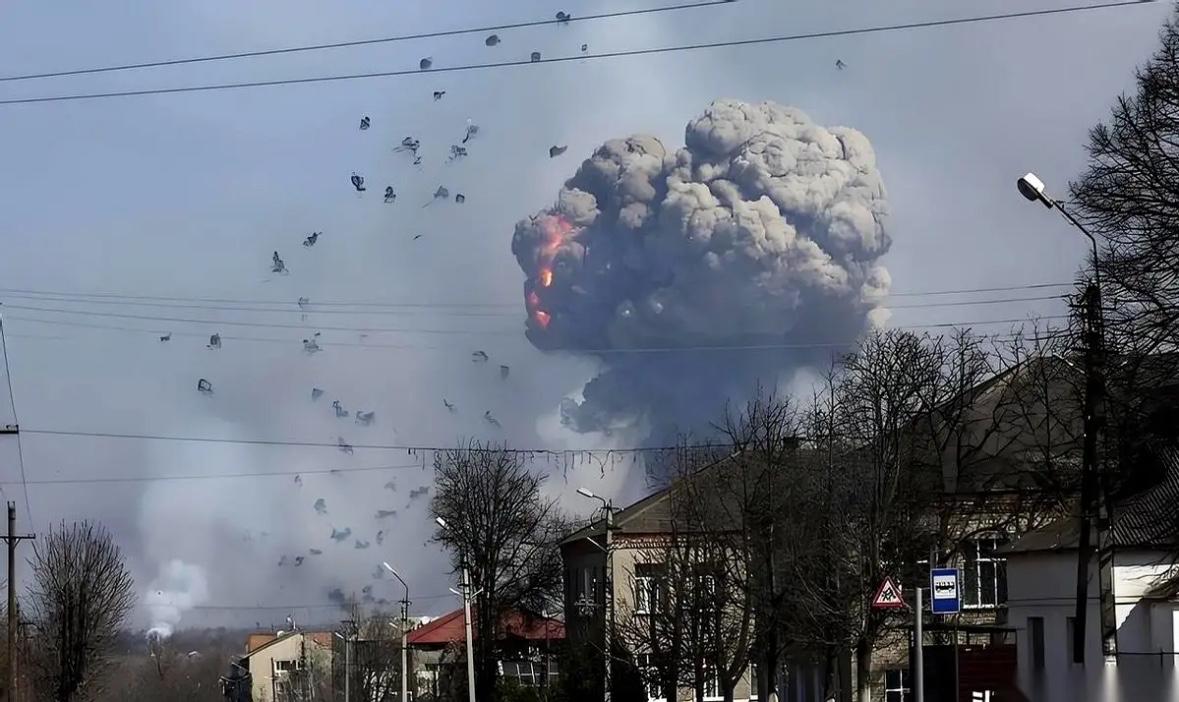 别再跟我提什么巷战了，那玩意儿在绝对的制空权面前，就是个笑话。红军城那边，一开