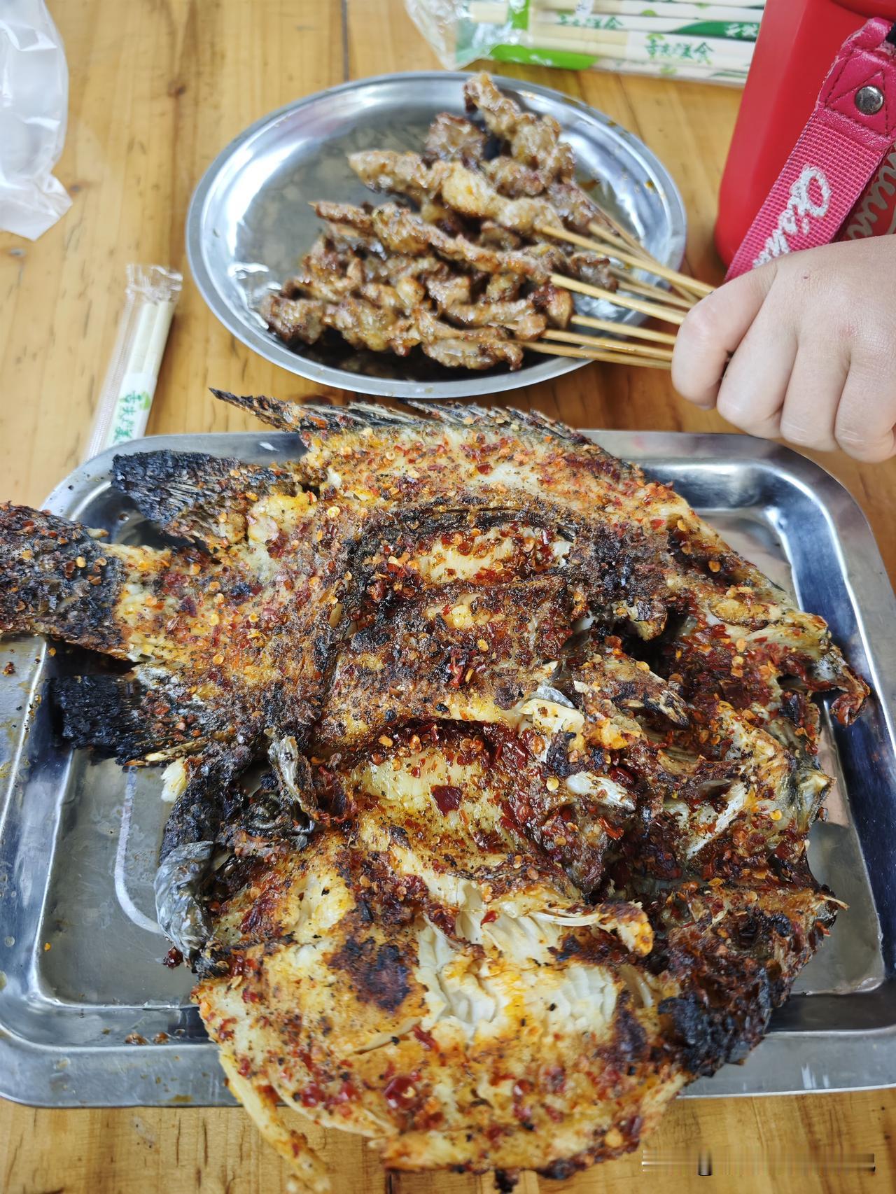 今天吃什么元江的市场的烤肉滋味不错，还便宜，烤肉1块一串，烤鱼20一条，真正的物