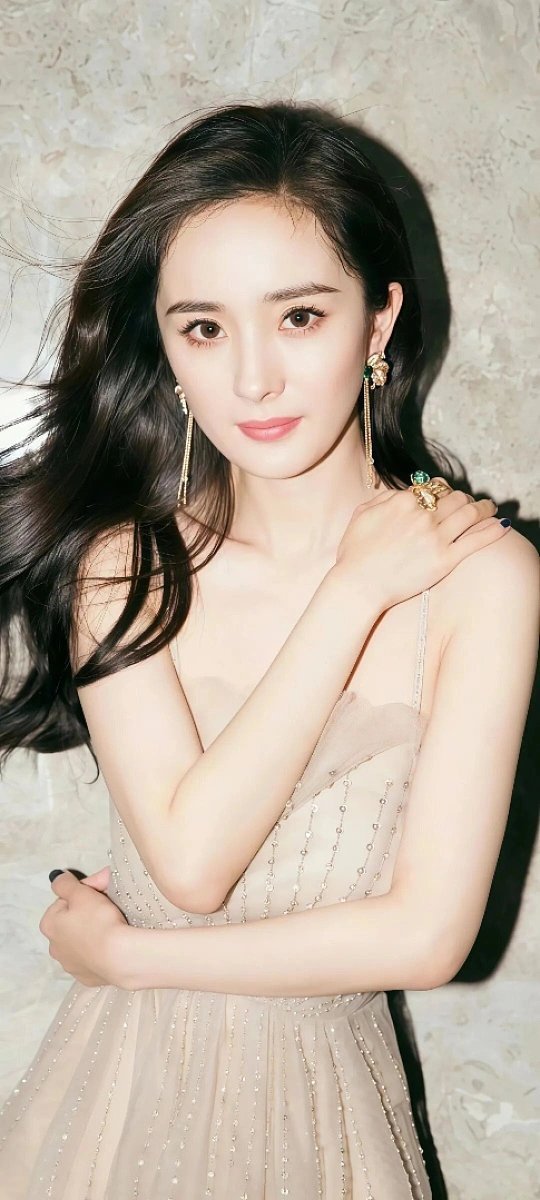 杨幂85后一姐实绩影视、商业、行业三重赛道全面开花，手握现象级剧集、国际奖项、顶