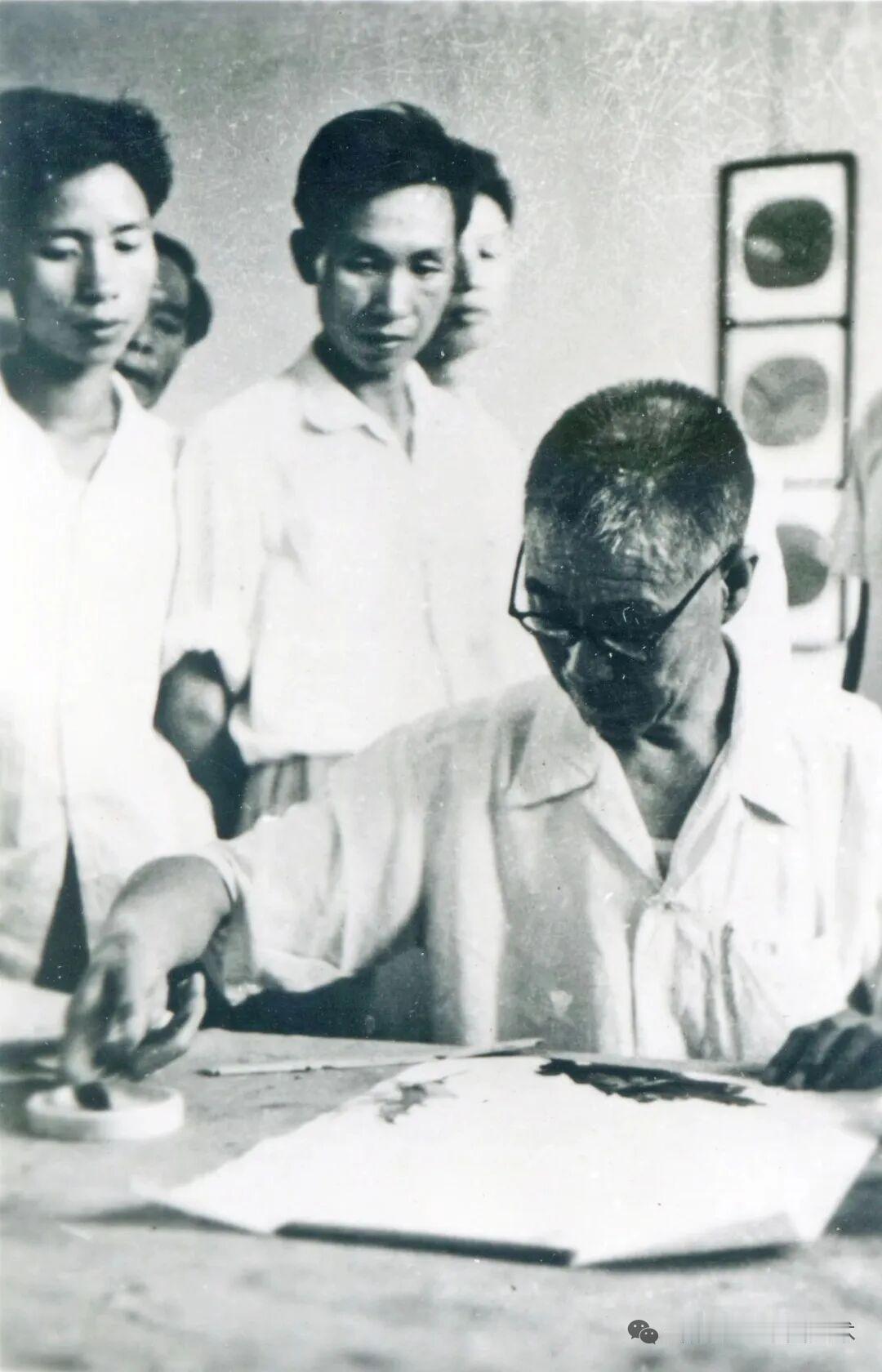 潘天寿指墨画艺术作品欣赏指墨是中国绘画的一种特殊形式，清高其佩始肇其端，近世