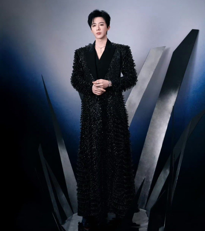 刘宇宁在微博视界大会舞台谢幕时不经意脚滑，却优雅从容站稳，西装笔挺更显风度。这一