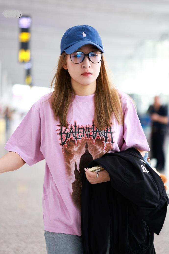 今天刘诗雯现身白云机场，她这次走潮流时尚路线，看起来像个年轻的美少女。刘诗雯