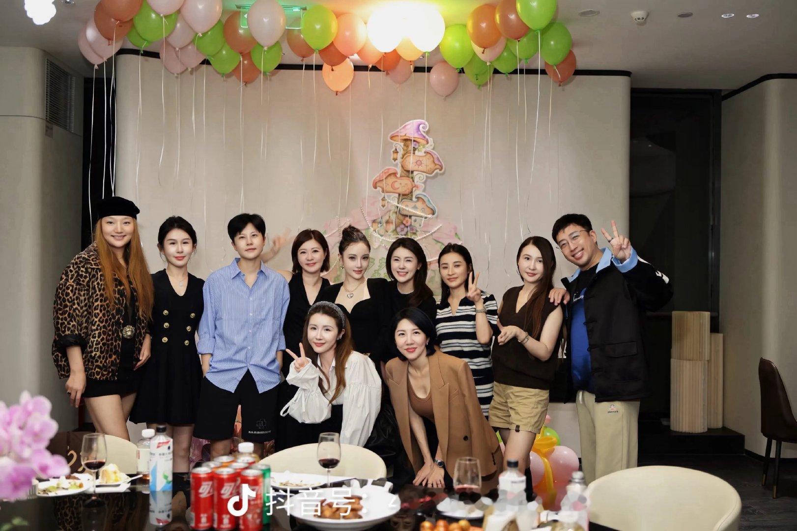 李小璐生日聚会照，美的好突出​