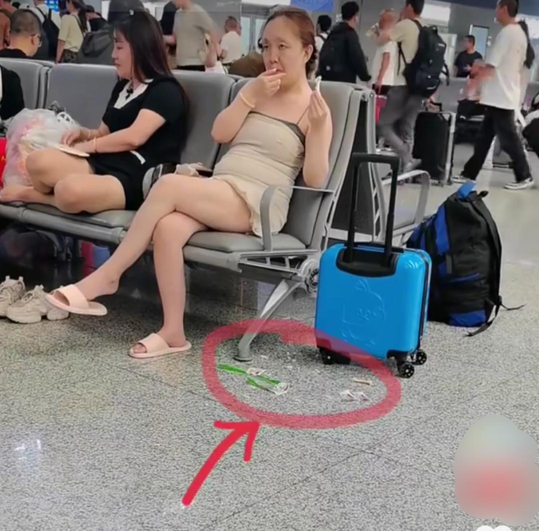 夏天出门应该穿件防晒衣，不然会晒伤的