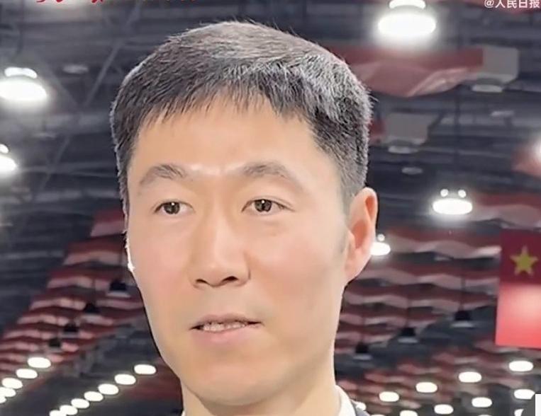 9-4领先被连追7分！薛飞把胜利亲手送出去。26岁，替补梁靖崑，首轮回家。