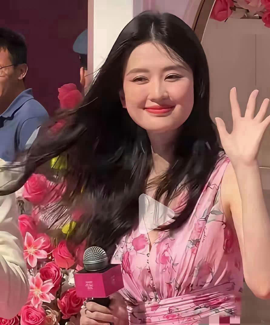 我有种预感，乔欣不会再出来拍戏了，感觉她结婚后完全不像其他女明星一样，注重身材管