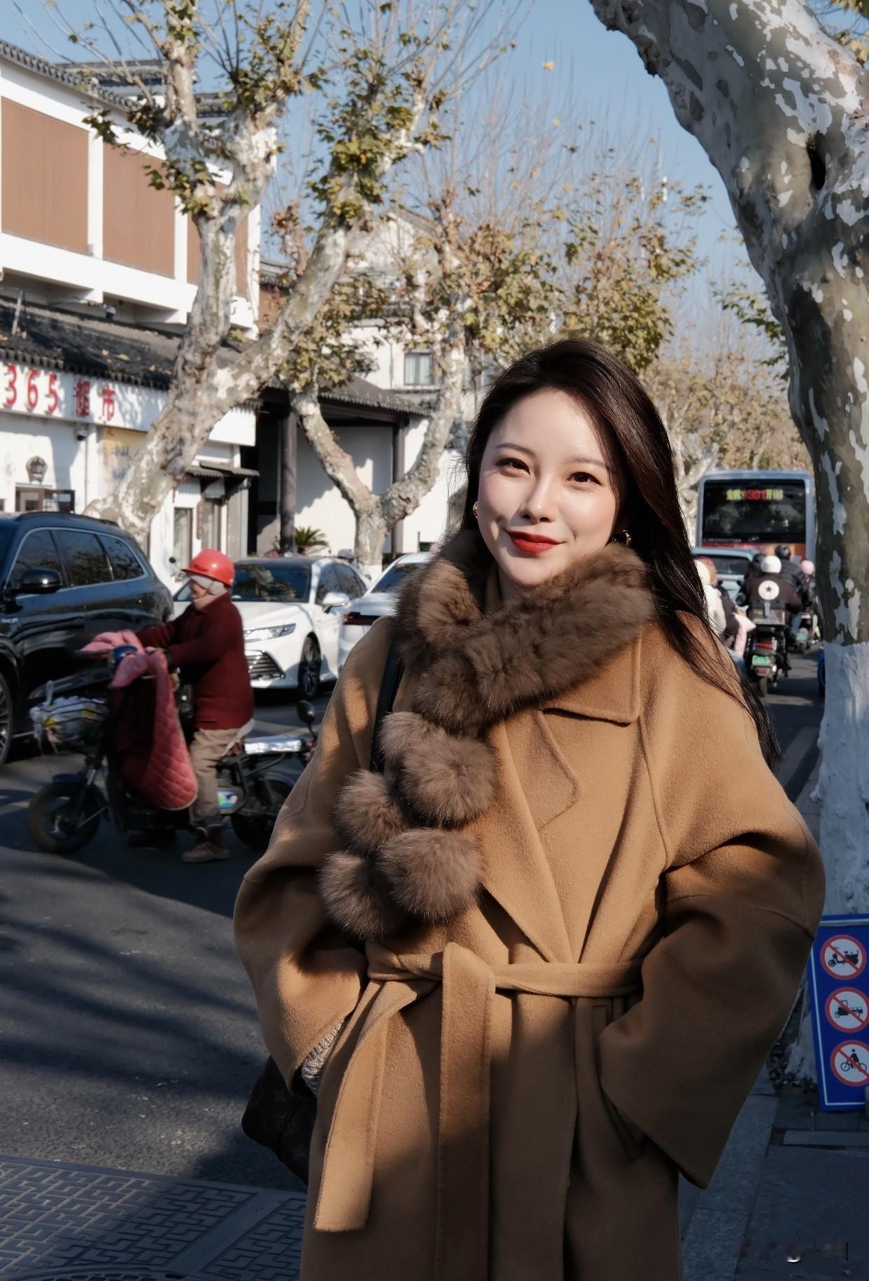 女人怎样穿搭，更显气质冬日暖阳下，漫步在古朴的街道，感受岁月静好。