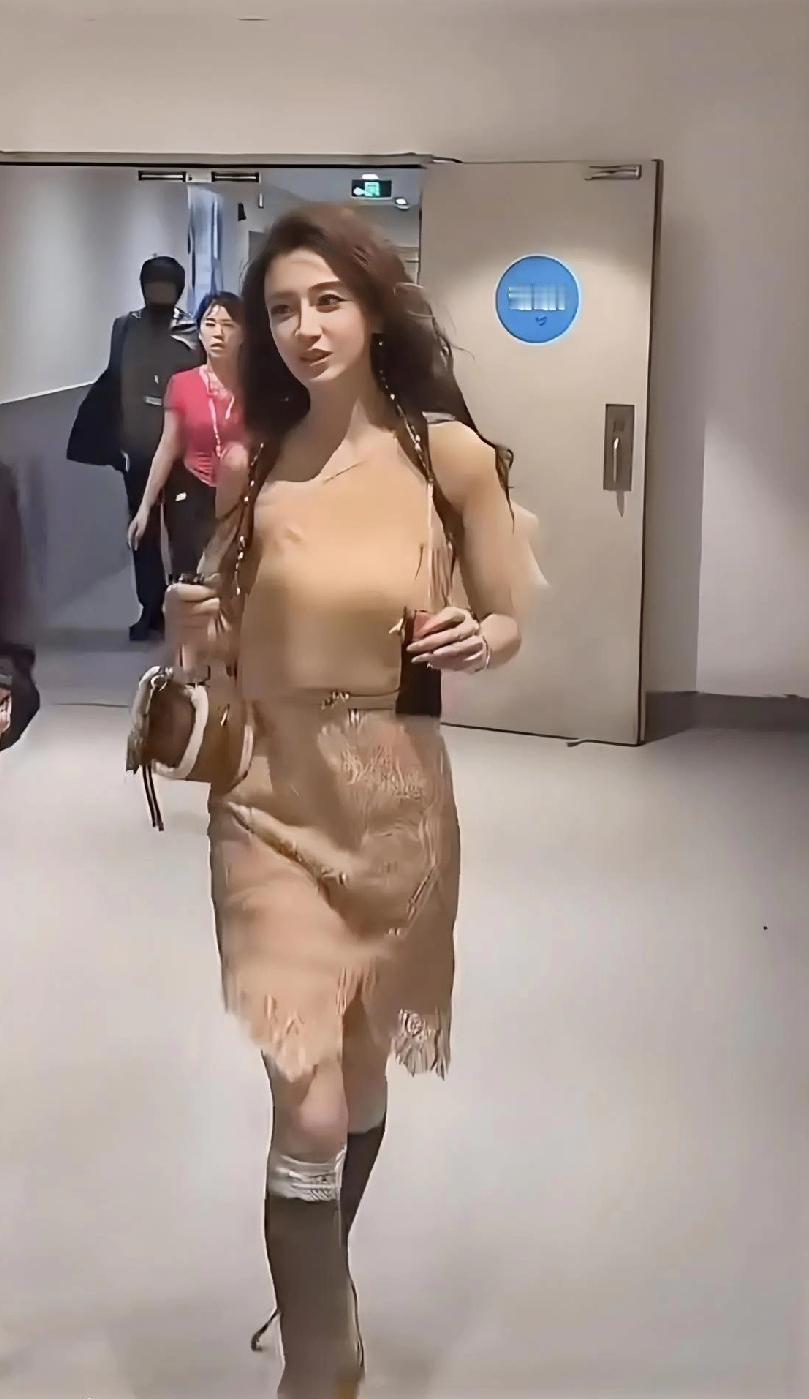 Angelababy真实身材[呲牙笑]有一说一，少女感确实很足，但是年龄感也有了