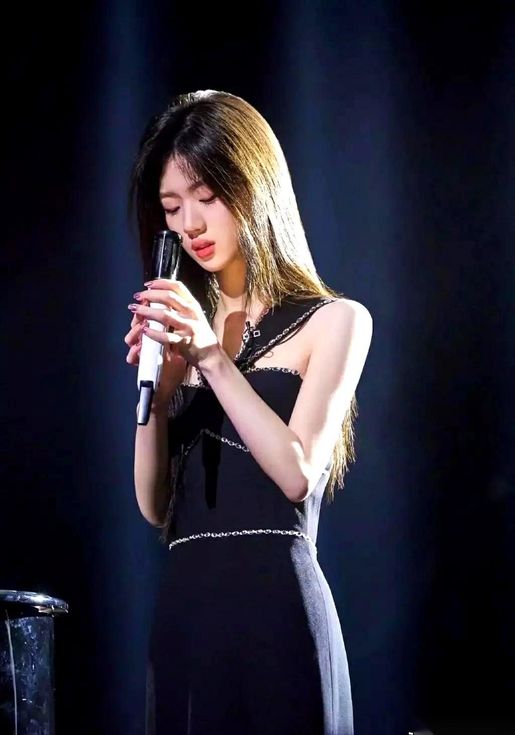 单依纯一套舞台造型，炸了。聚光灯“刷”一下打下来，就那么几块布料，晃得人眼花。