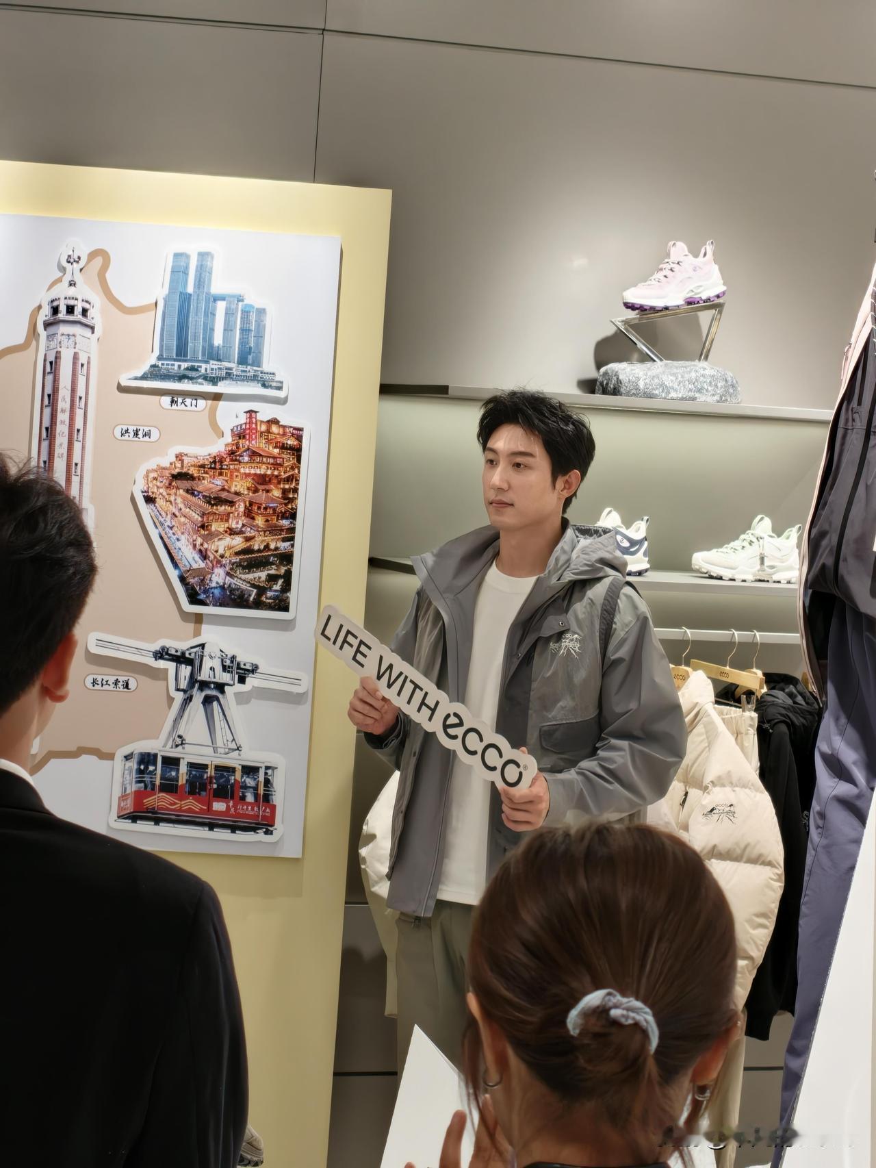 11月14日，黄景瑜到重庆北城天街出席商务活动，他是该品牌代言人。黄景瑜身披休闲