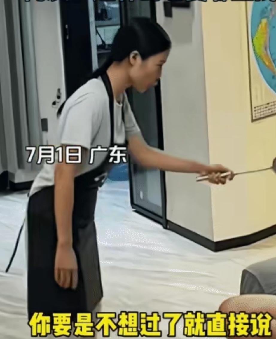 近日，广东。一家小俩口，丈夫下班比较早回到家，妻子做好饭，有事外出。他想平日里总