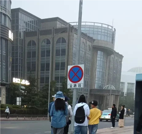 水果摊上，我差点跟一位越南老奶奶吵起来，就为了几斤樱桃！她坚持只给10块一斤，可