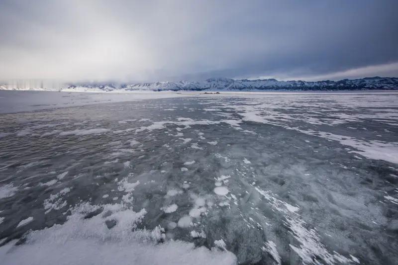 赛里木湖冰推景观简直是视觉盛宴！新疆赛里木湖本就是天山群峰间的蓝宝石，冬天更是奇