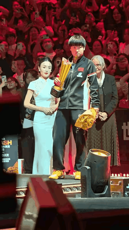 被王励勤圈粉了，莎莎拿到亚军奖杯后，在等鳗鱼冠军合影。一会他们还要冠军亚军