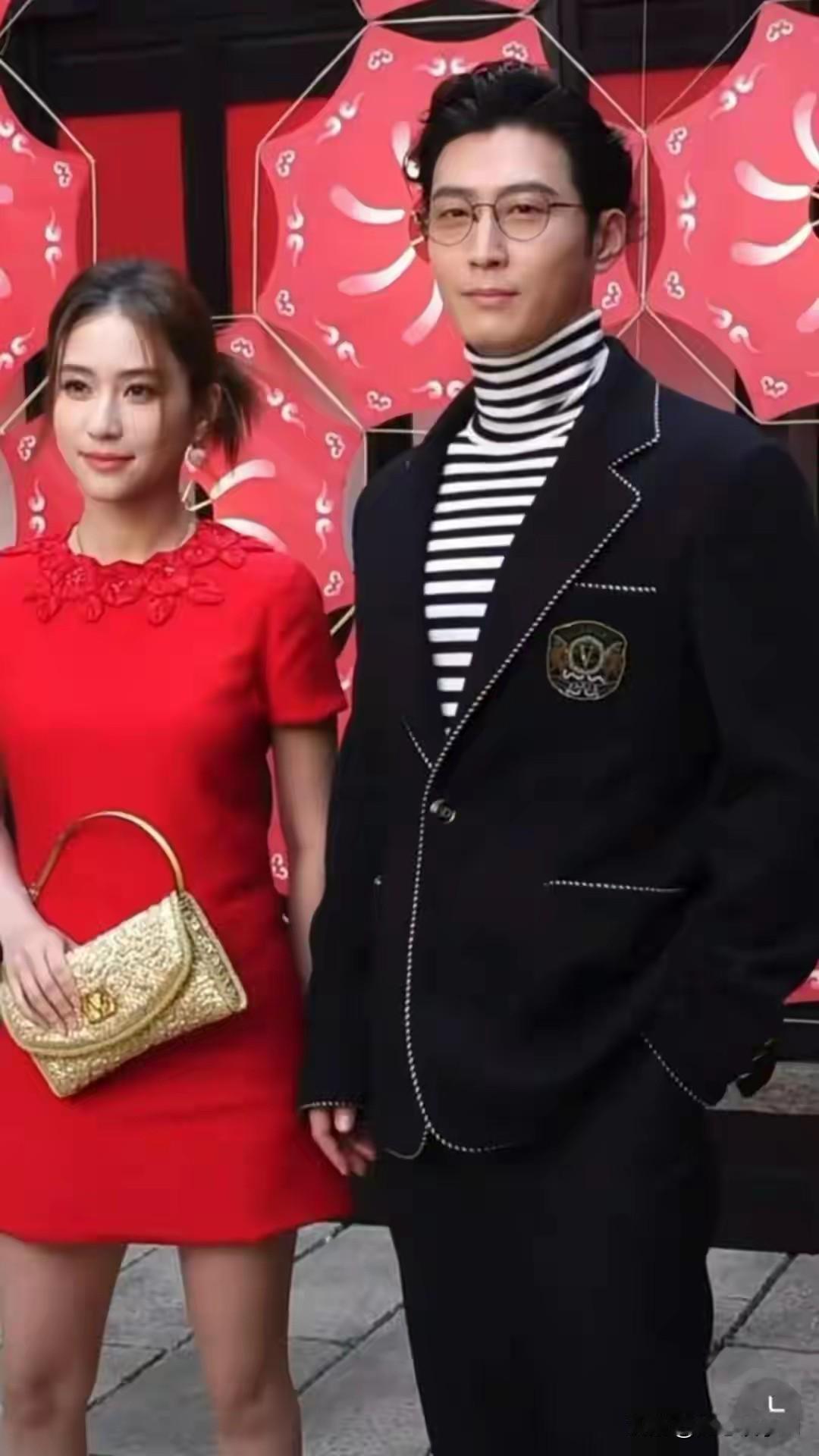 何超莲，窦骁出席活动时，两人从肢体语言，看出两人好像不和。女方很抗拒男方，这明显