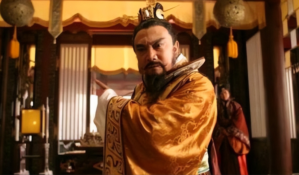 912年，朱温正搂着儿媳妇王氏睡觉，儿子朱友珪带兵赶到。朱温大吼：“逆子，你忍心