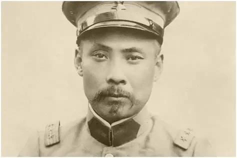 段祺瑞在北京自己的私宅之中，立了一个铁规矩——吃饭必须一个人。不管家里几十口
