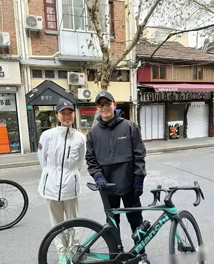 一年工资都买不起郑恺的一辆自行车呀，真的太贵了。​​​