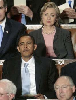 奥巴马希拉里同框，他们表情神同步。希拉里人美怎样都美，不像米歇尔，弄啥发型都衬托