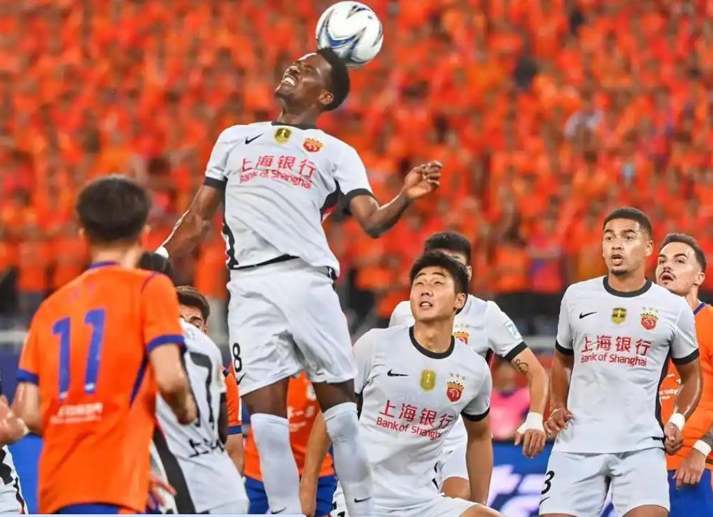 泰山0-3海港，足协杯出局。情绪发泄完了，冷静下来想想——这场失利，可能是泰山
