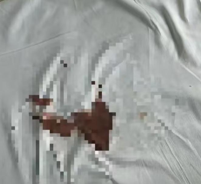 山西晋城，女子坐火车，不料突然来月经，把床单给弄脏了，她问列车员该怎么办，列车员