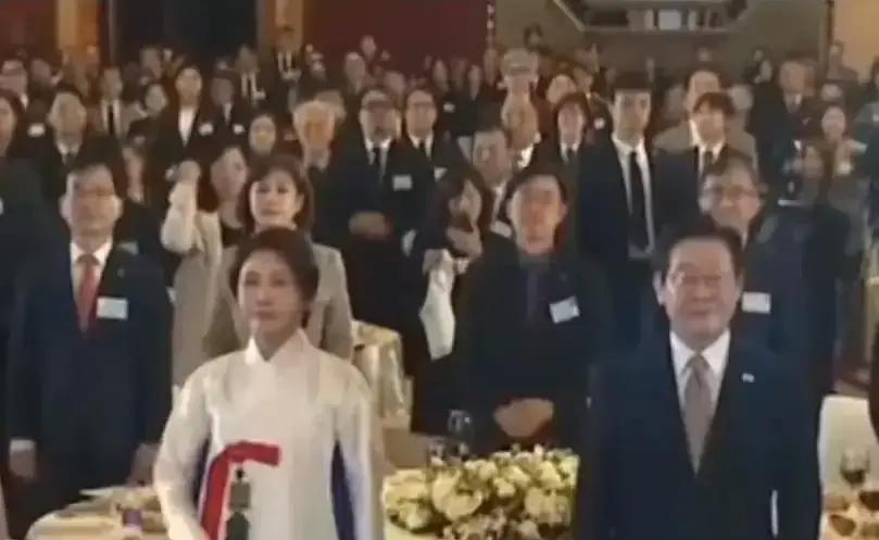 青花瓷旗袍一出场，韩服泰裙瞬间哑火。不是比美，是降维打击。贴身韩服还在玩柔美