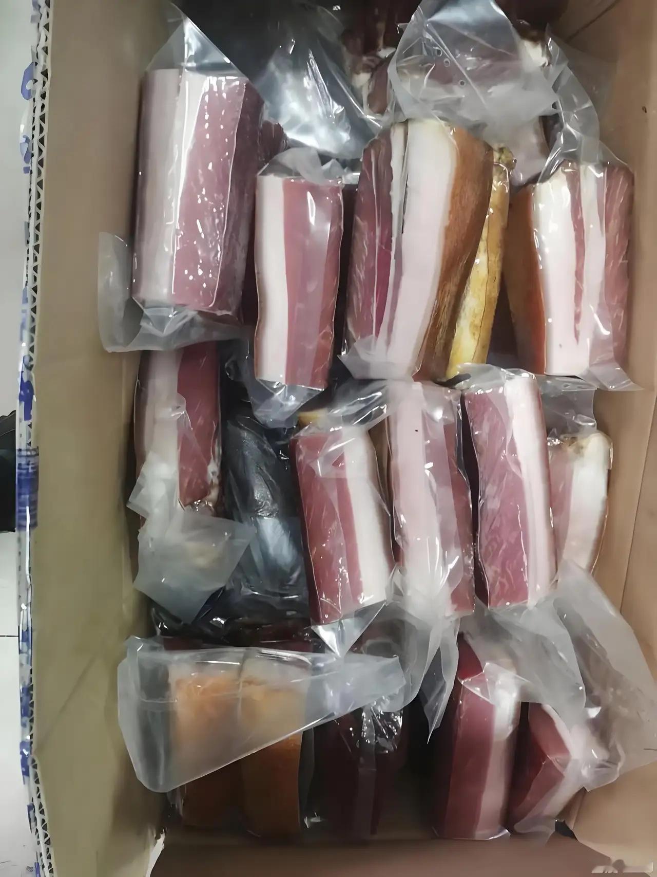 早上刚和婆婆打电话吵了一架，吵完突然想吃腊肉了。快中午了，我说妈：“我想吃腊肉了