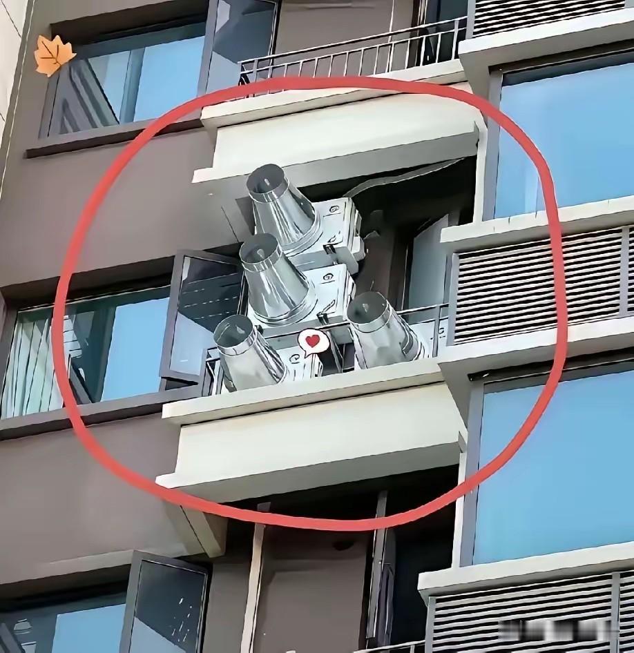“震惊！”安徽，一男子出差回家，感到家里闷热，连忙推开窗户，突然，看见对面住户的