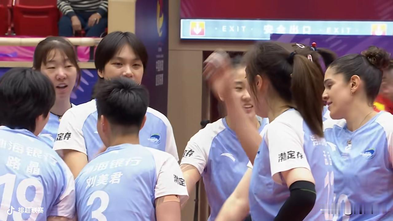 天津女排主场输球了天津女排在新赛季排超联赛主场0：3负于北京女排。