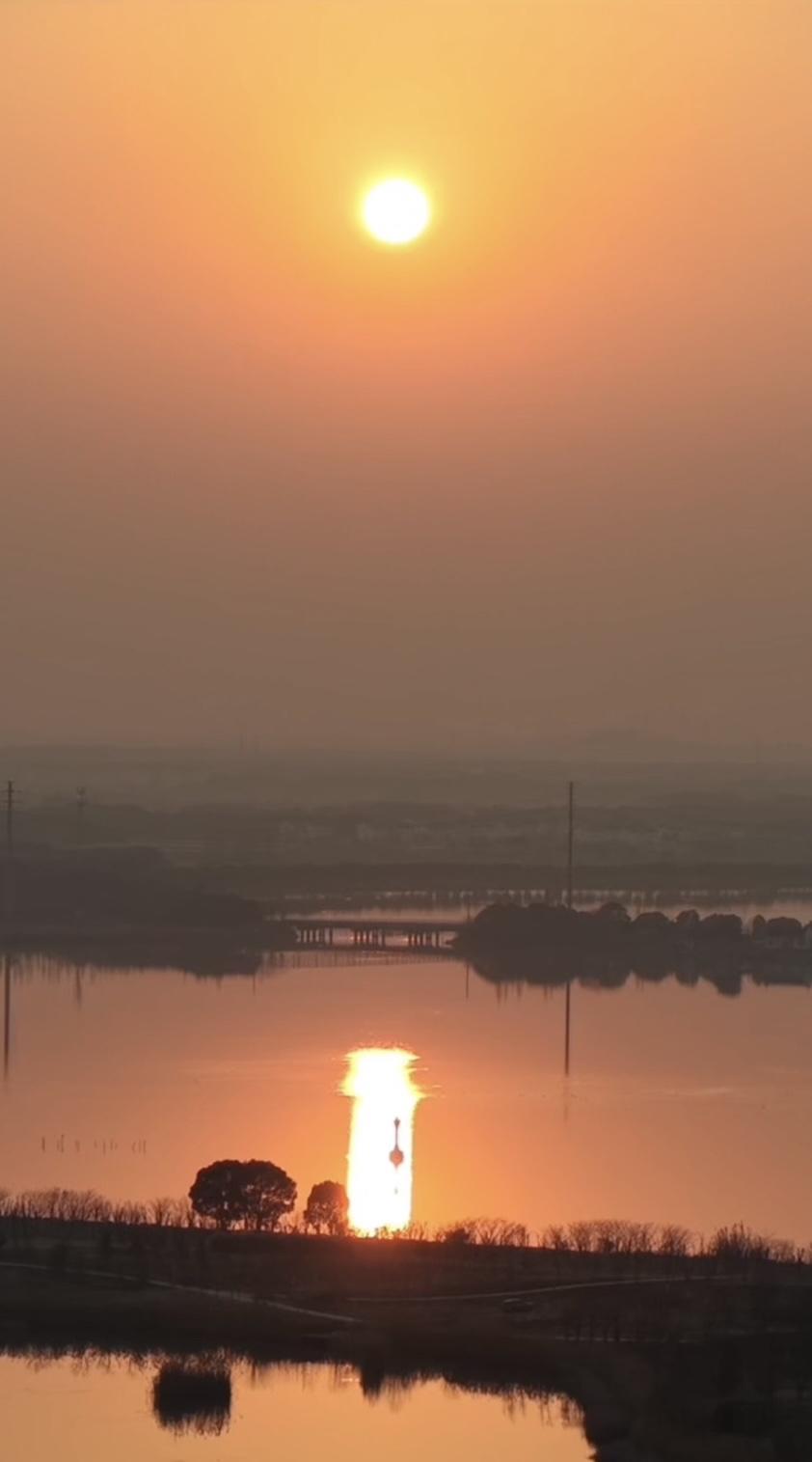 落日熔金，晚风温柔，人间皆是浪漫。