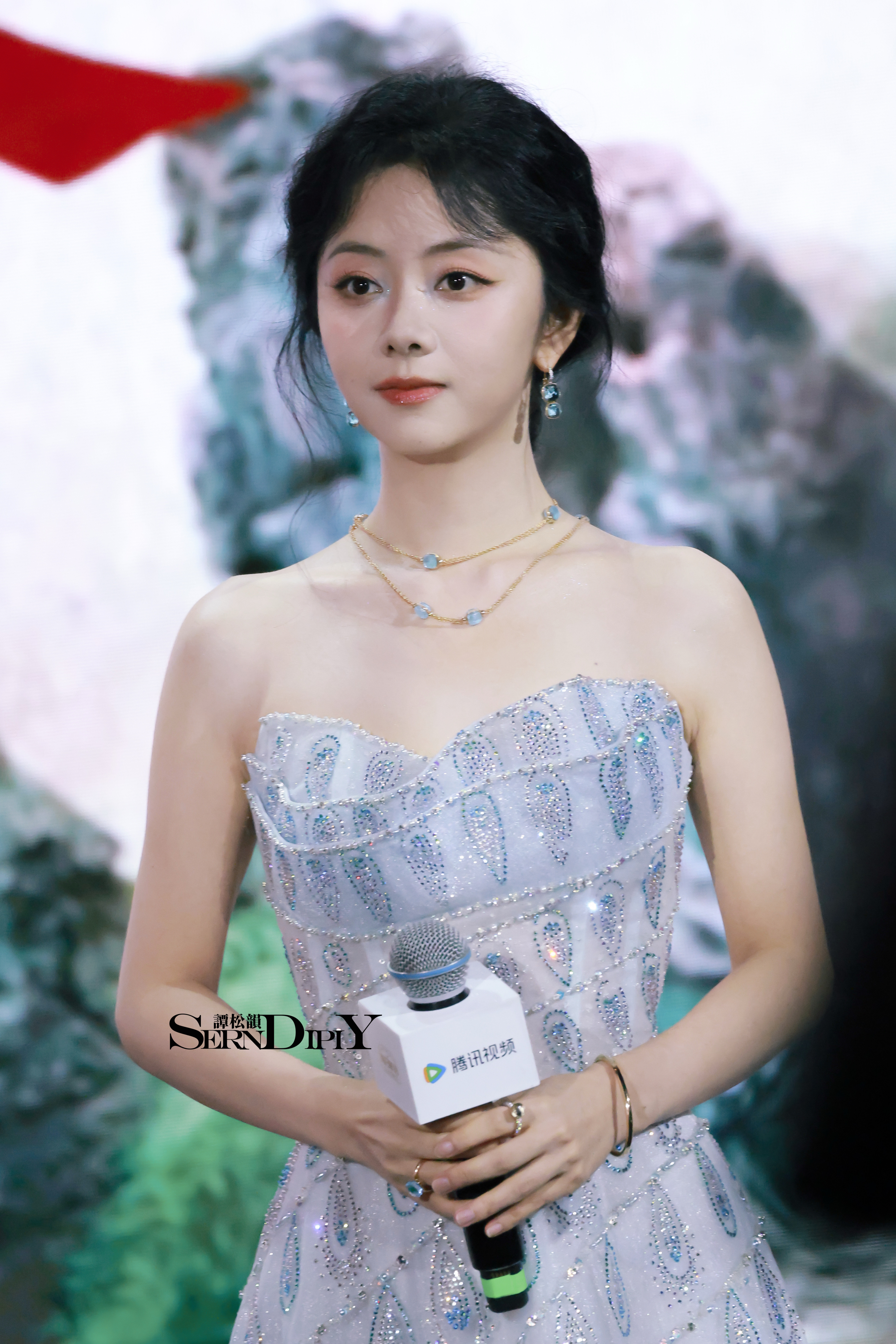 谭松韵身着淡蓝礼裙，似把星河揉进裙摆💫笑靥清甜，如春日微风轻拂，每缕发丝都