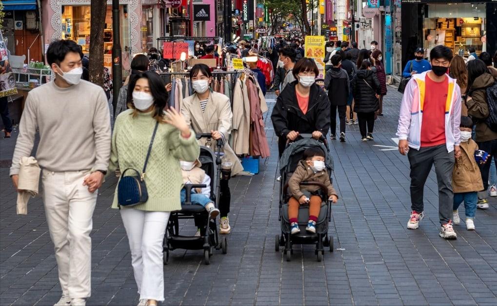韩国人终于把结婚率低的账算明白了。不是年轻人不想结，也不是房价压垮了爱情，而是婚