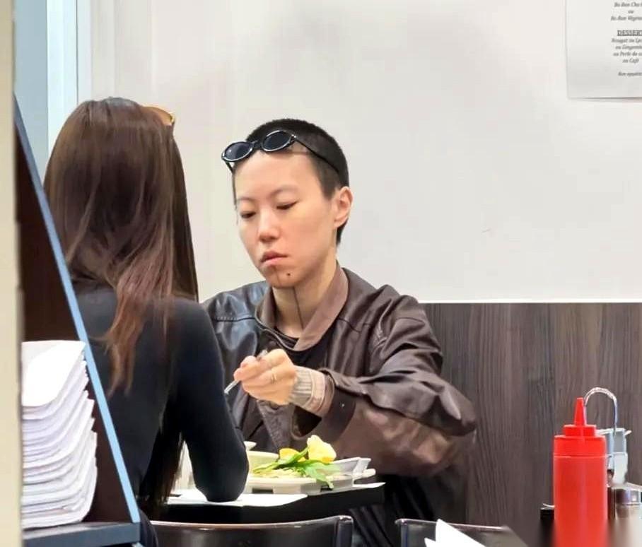 宋妍霏跟了张一山整整三年，连一张公开的合照都没混上。如今她跟窦靖童出门遛了两次狗，却直接遛进了王菲的