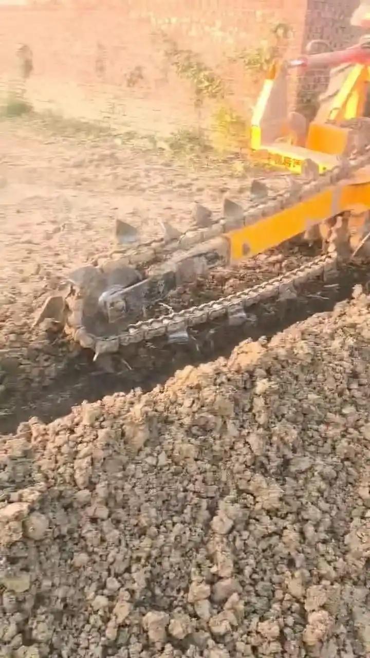 河南一村民自留地被大型开槽机碾压，1亩地被压实，说是要建灌溉机井铺电缆，但没人谈