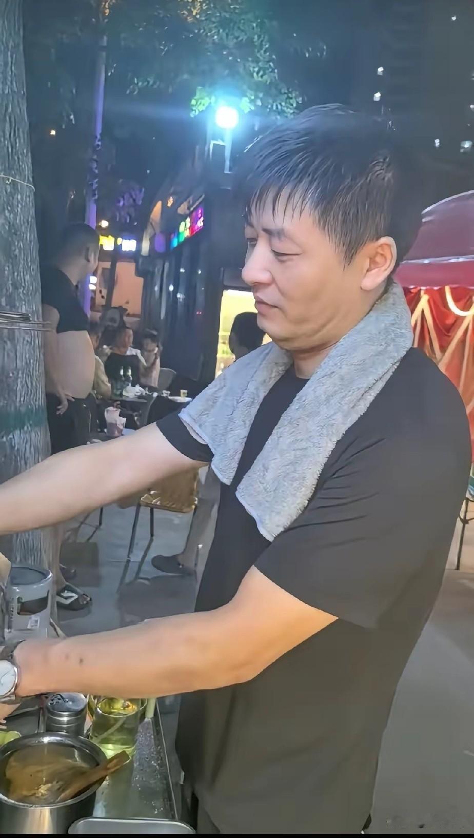 平顶山烧烤店老板陈杰真是像得一塌糊涂烧烤师傅家人撞脸张雪峰巧合吗张雪峰烤肉河南
