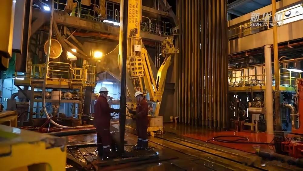 中国突然甩出王炸：一口气挖出13个亿吨级大油田，外媒彻底破防​4月29日，自