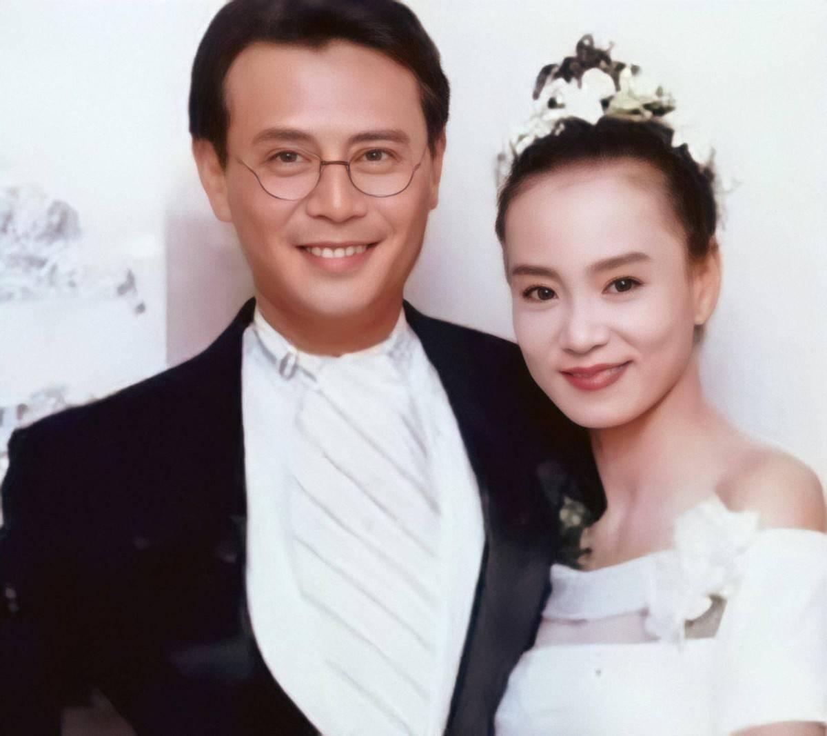 刘雪华终究被渣男误了终身，刘雪华和刘德凯因拍摄电视剧《风里的爱》相识。刘德凯对当