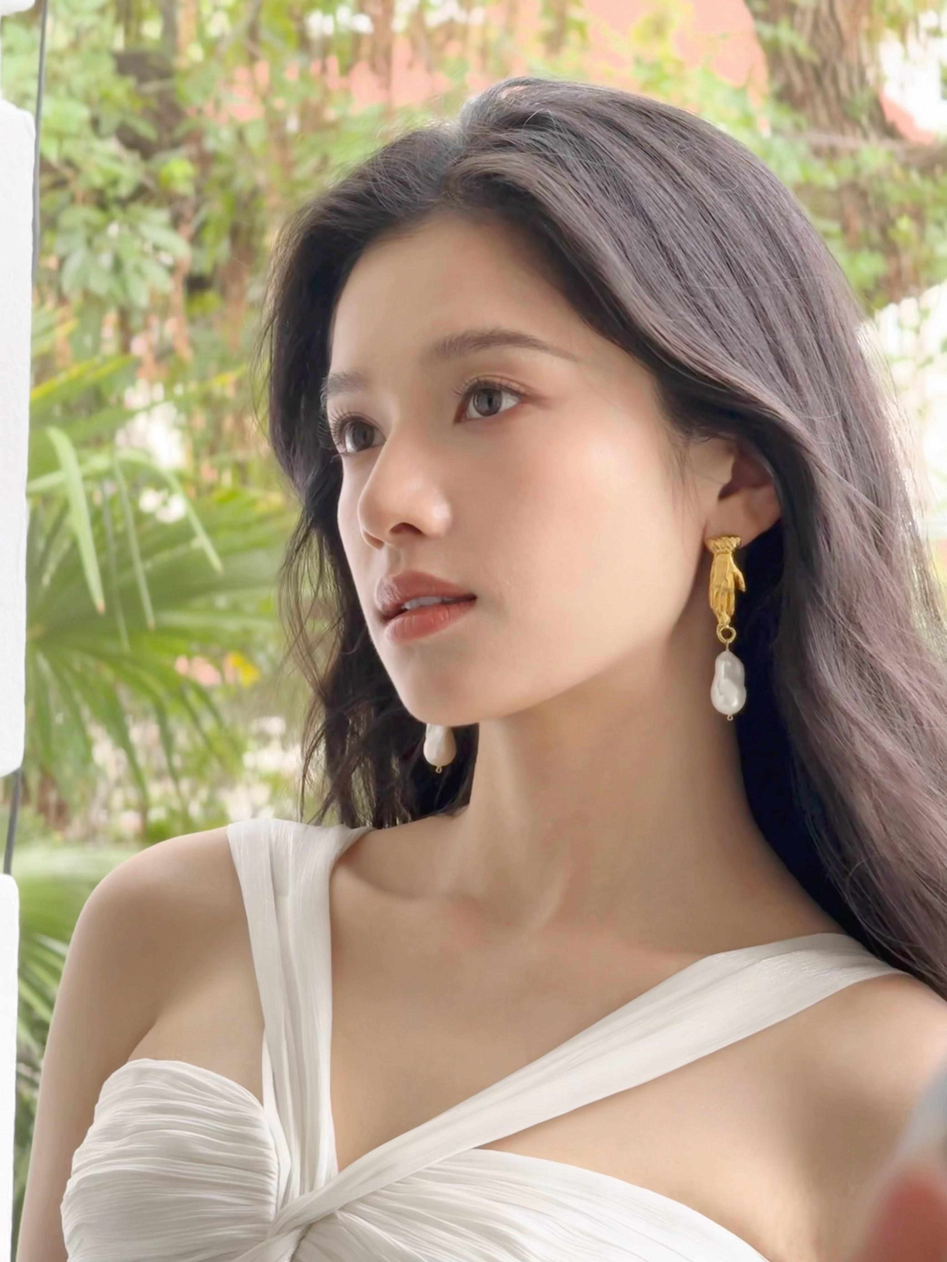 张婧仪张婧仪白色挂脖长裙今日份活动图婧仪还是太适合怼脸拍了，白色