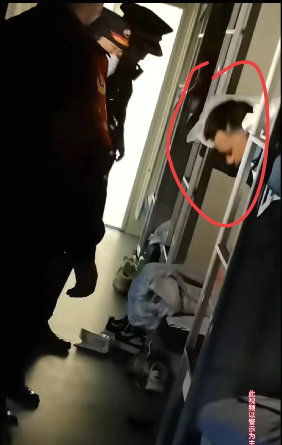 南阳k168车次，男子酒后在卧铺车厢拉屎！隔壁还有女乘客，真是糗大了！晚上不到1