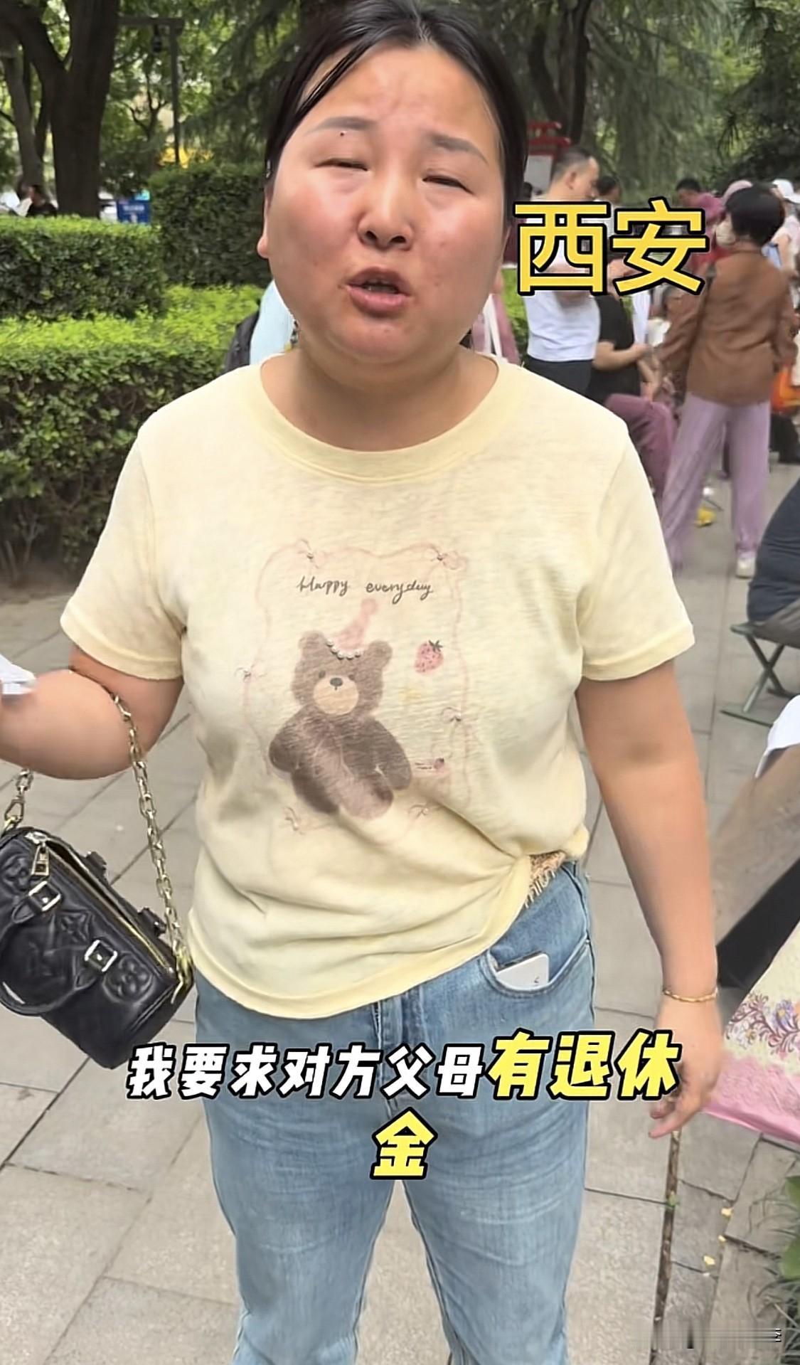 这个大姐不是来相亲的，就是来搞笑的！她一天没事干，在革命公园的相亲角转来转去