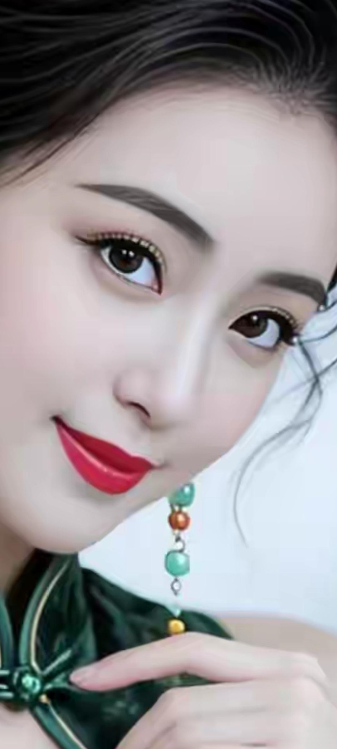 优雅绿丝绒连衣裙，搭配复古珠宝，尽显东方古典美！