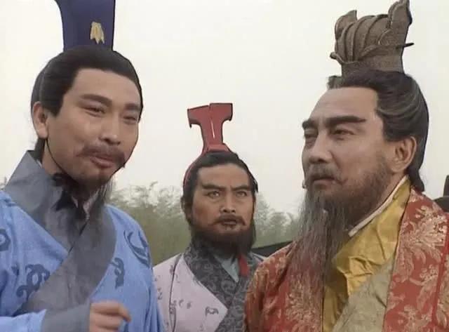曹操杀了杨修后，一次他见到杨修之父便没心没肺地问道：“杨公为何这般消瘦啊？”杨彪