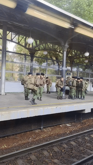 一群俄罗斯军人正在火车站等待上火车奔赴前线作战。虽然他们都知道去前线打仗非常危