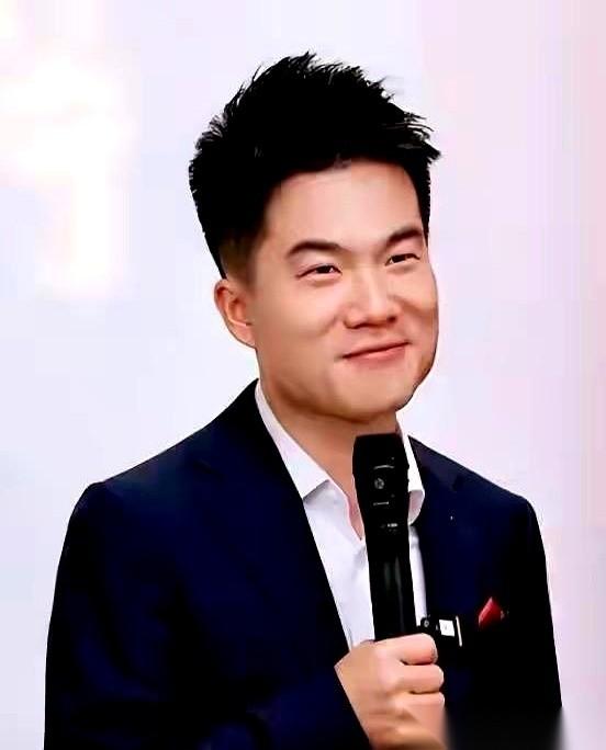 你敢信吗？直播间里卖货翻车了，别人忙着删视频、装死、推锅。这家倒好，二话不说