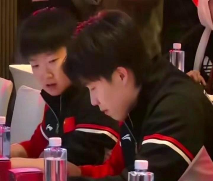 哈哈哈！他画的是小豆包嘟嘟哦！头哥这幅画，先是故意说是太阳，引得莎姐吐槽，最