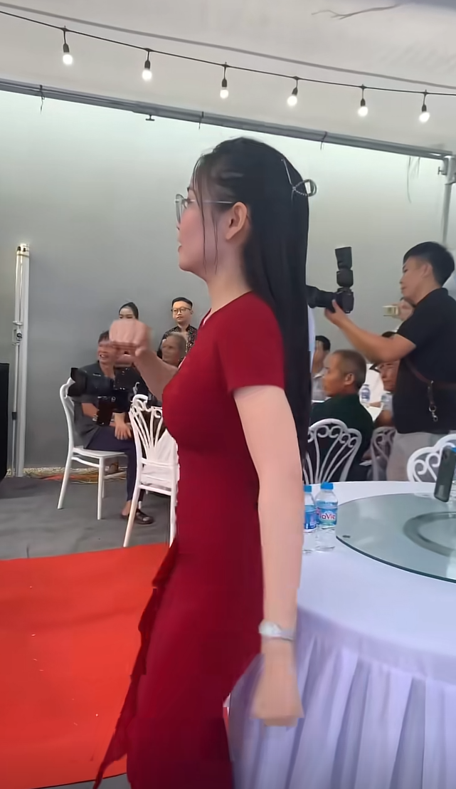 儿童节孩子不会跳，老师来领舞了