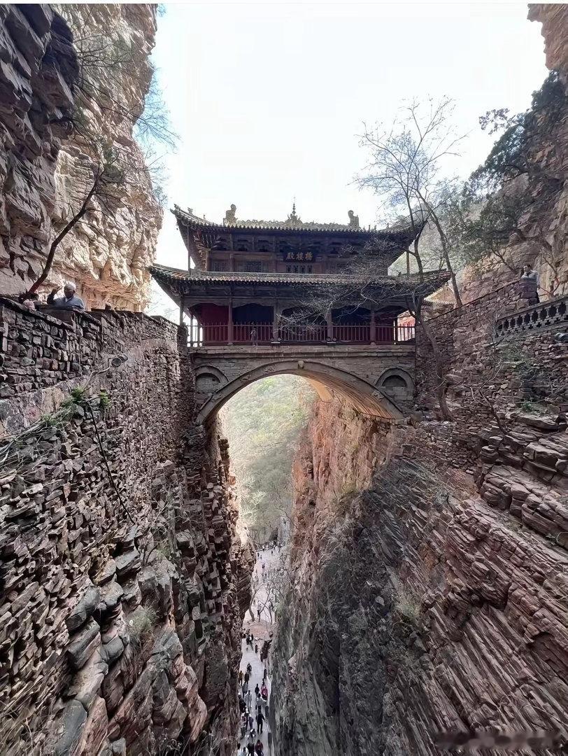 不懂就问，这个建筑是怎么建成的