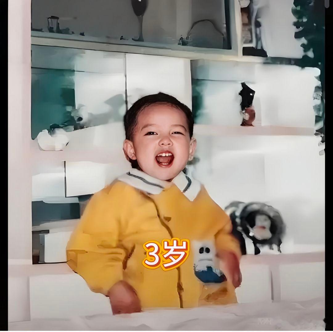 肖战幼儿园时期的照片一起看看肖战从小到大的颜值变化吧，打小就是个帅哥坯子[大笑]