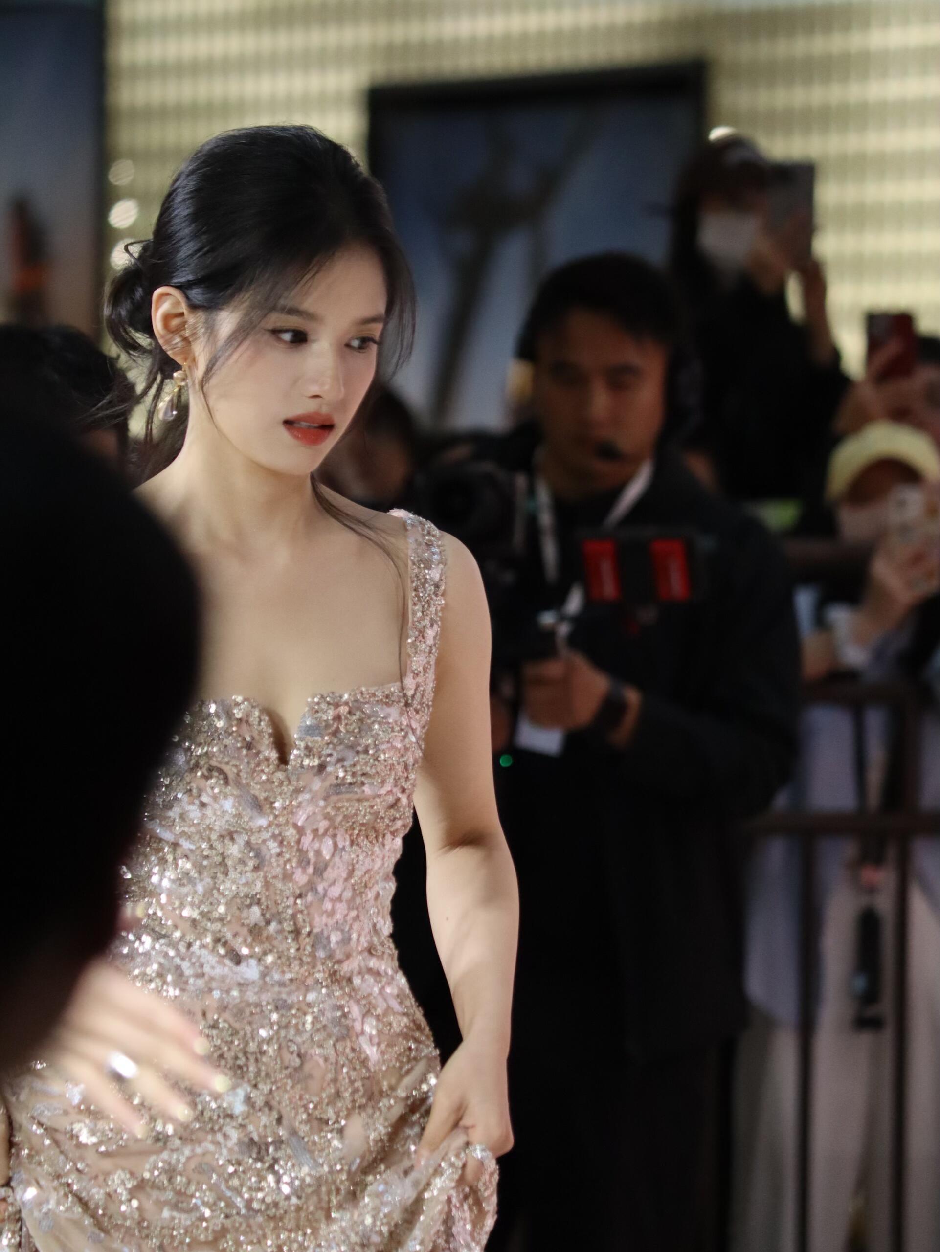 张婧仪我头很大张婧仪兰蔻活动生图合辑，期待青年演员张婧仪的待播作品