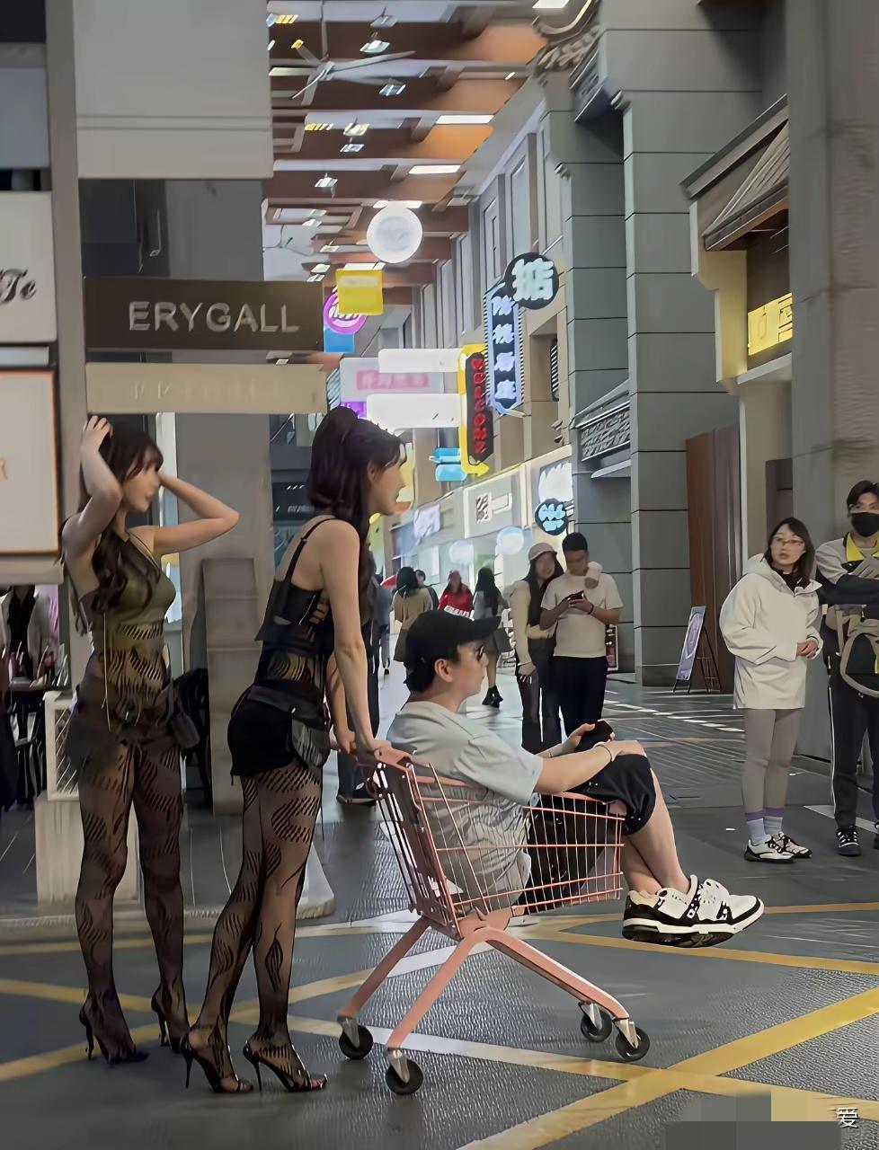 人生还得看后半场！前半生王思聪投了一个好胎，荣华富贵，应有尽有，可惜烂泥扶不